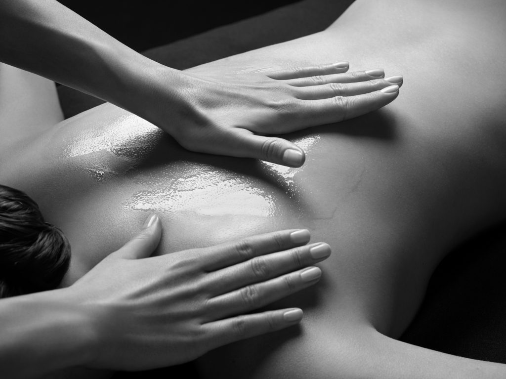 Sothys autumn-winter seasonal full body massage with cacao and tonka at Lift Beauty Clinic, featuring a luxurious seasonal spa treatment.